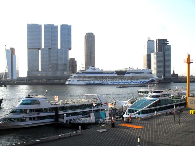 Cruiseschip ms AIDAdiva van AIDA Cruises aan de Cruise Terminal Rotterdam